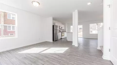 Living - 809 Maltby, Jackson, MI 49202 photo 3 of 6
