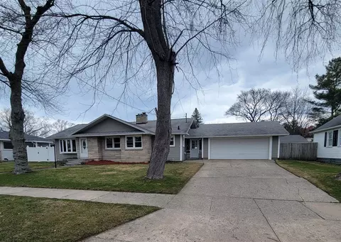 340 7th St, Manistee, MI 49660