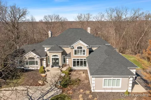 1370 Old Oak Hl, Ada, MI 49301