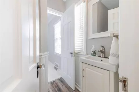 Entry Way - 25519 Gibraltar, Flat Rock, MI 48134 photo 3 of 5
