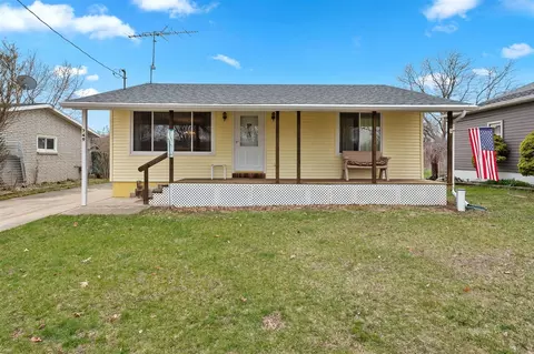 749 Vaniman Is, Brooklyn, MI 49230