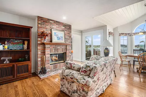 Living - 284 Riverview, Douglas, MI 49406 photo 4 of 5