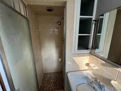 Bath - 603 7th, Jackson, MI 49203 photo 2 of 3
