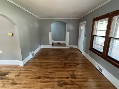 Living - 603 7th, Jackson, MI 49203 photo 2 of 4