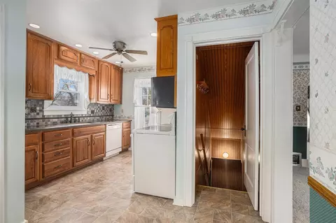 Entry Way - 235 N Douglas, Bronson, MI 49028 photo 1 of 1