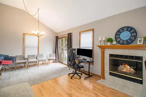 Living - 2109 Appleway, Jackson, MI 49203 photo 3 of 3