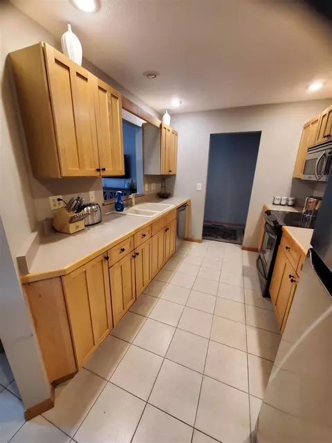Kitchen - 2109 Appleway, Jackson, MI 49203 photo 2 of 6