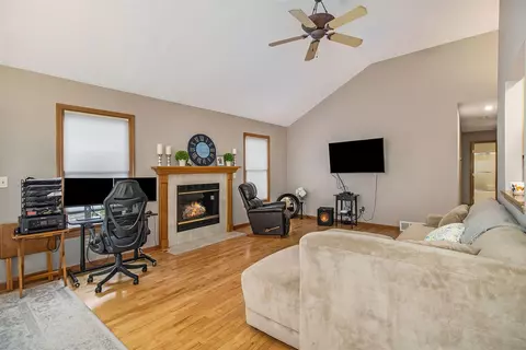 Living - 2109 Appleway, Jackson, MI 49203 photo 2 of 3