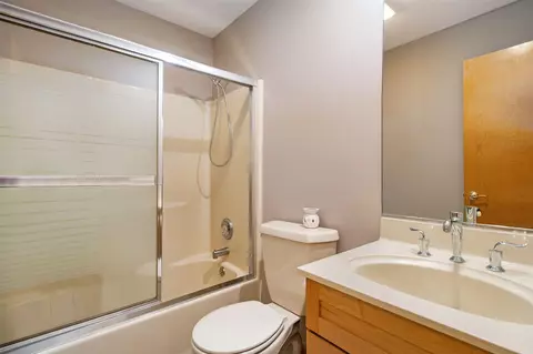 Bath - 2109 Appleway, Jackson, MI 49203 photo 2 of 3