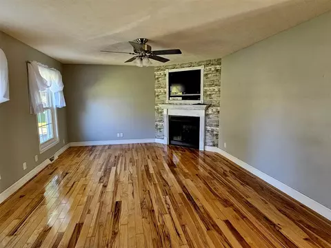 Living - 4175 Springport, Jackson, MI 49201 photo 1 of 2