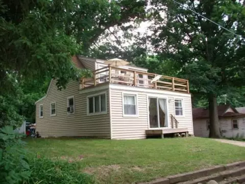 73 E Duck Lk, Gobles, MI 49055