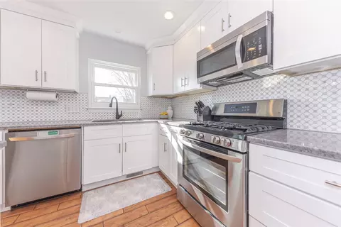 Kitchen - 3720 Meadow Vw, Dexter, MI 48130 photo 4 of 5