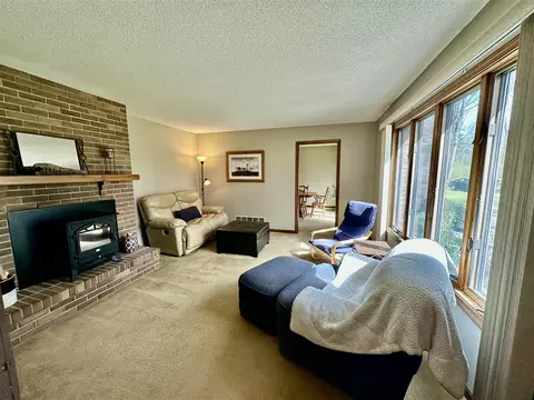 Living - 1606 Bunting, Jackson, MI 49201 photo 4 of 4