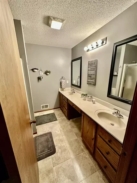 Bath - 1606 Bunting, Jackson, MI 49201 photo 1 of 6