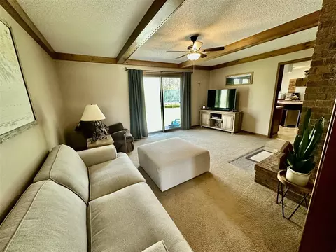 Living - 1606 Bunting, Jackson, MI 49201 photo 2 of 4