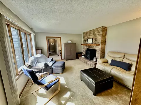 Living - 1606 Bunting, Jackson, MI 49201 photo 3 of 4