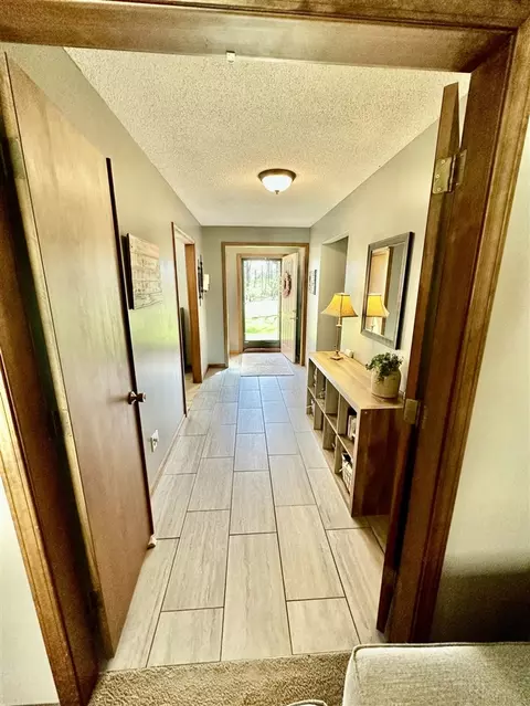 Entry Way - 1606 Bunting, Jackson, MI 49201 photo 2 of 4