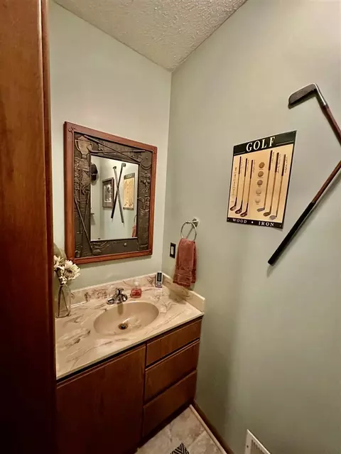 Bath - 1606 Bunting, Jackson, MI 49201 photo 5 of 6