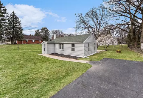 906 Lowell, Jackson, MI 49202