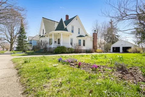 414 Lincoln Lk, Lowell, MI 49331