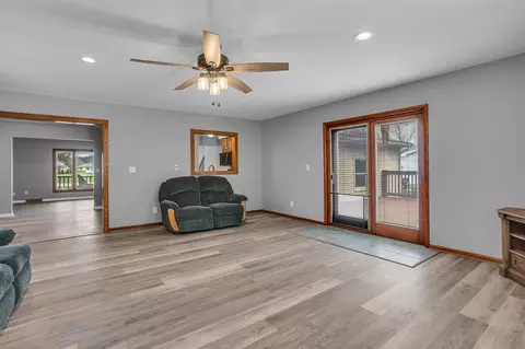 Living - 6765 Old Wagon, Jackson, MI 49201 photo 5 of 10