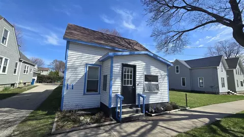 284 3rd, Manistee, MI 49660