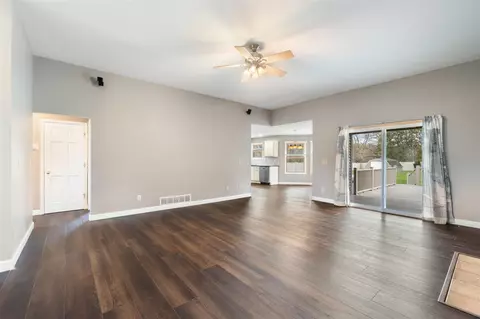 Living - 4030 Kingston, Jackson, MI 49203 photo 2 of 5