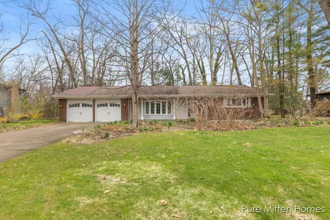 3290 Bentwood, Grand Rapids, MI 49546