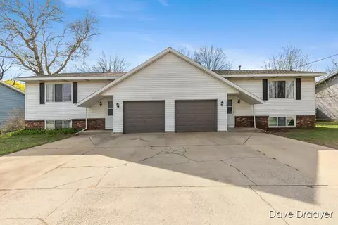 594-596 136th Ave, Holland, MI 49424