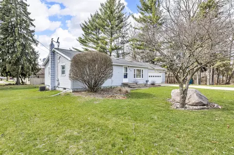 910 Lowell, Jackson, MI 49202