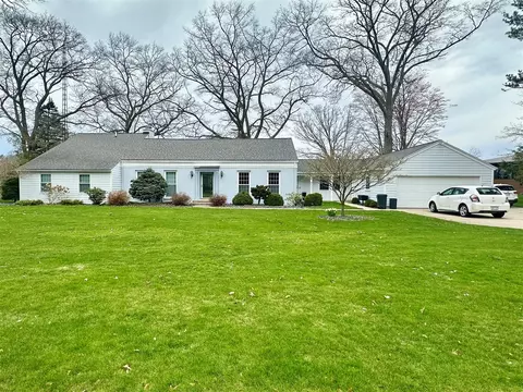 1620 Rood Pt, Norton Shores, MI 49441