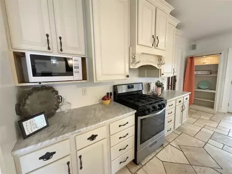 Kitchen - 323 N Marshall, Marshall, MI 49068 photo 2 of 5