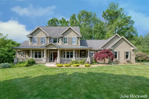 1715 Flowers Xing, Grand Rapids, MI 49525