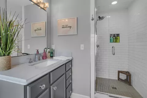 Bath - 752 Bloomfield, Jackson, MI 49203 photo 4 of 11