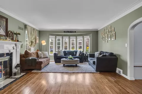 Living - 752 Bloomfield, Jackson, MI 49203 photo 1 of 5