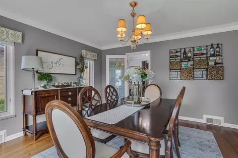 Dining - 752 Bloomfield, Jackson, MI 49203 photo 2 of 8