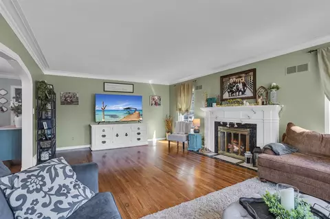 Living - 752 Bloomfield, Jackson, MI 49203 photo 3 of 5