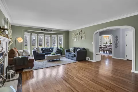 Living - 752 Bloomfield, Jackson, MI 49203 photo 2 of 5