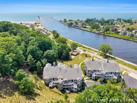 810 S S Hbr #21, Grand Haven, MI 49417