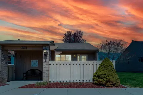 62341 Arlington Cir #6, South Lyon, MI 48178