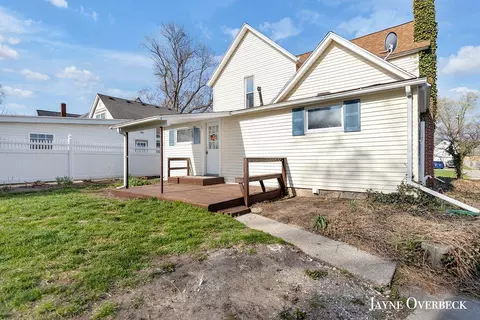 Exterior - 924 S S Brg, Belding, MI 48809 photo 2 of 4