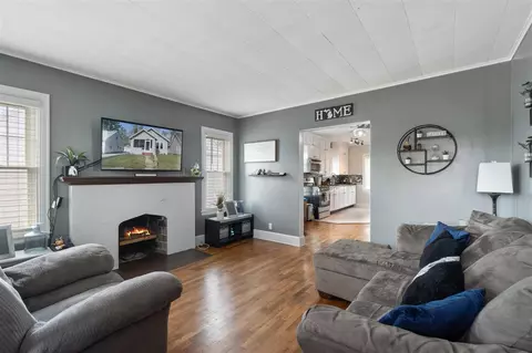 Living - 720 17th, Jackson, MI 49203 photo 3 of 3