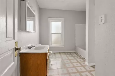 Bath - 526 N State, Jackson, MI 49201 photo 1 of 2