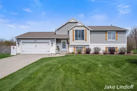 6879 Peninsula, Rockford, MI 49341