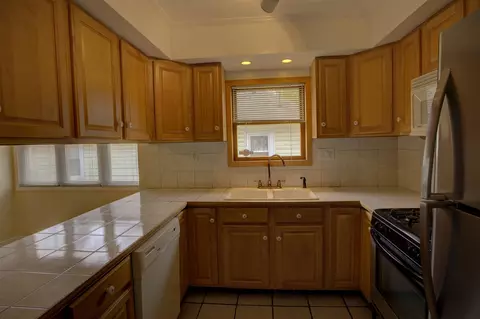 Kitchen - 204 E Golf, Jackson, MI 49203 photo 5 of 6