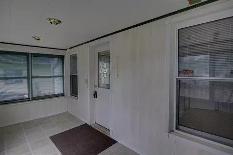 Exterior - 204 E Golf, Jackson, MI 49203 photo 4 of 9