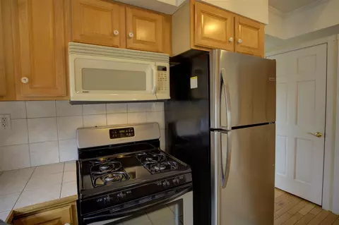 Kitchen - 204 E Golf, Jackson, MI 49203 photo 3 of 6
