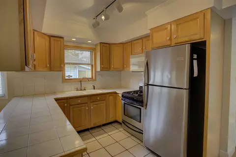 Kitchen - 204 E Golf, Jackson, MI 49203 photo 1 of 6