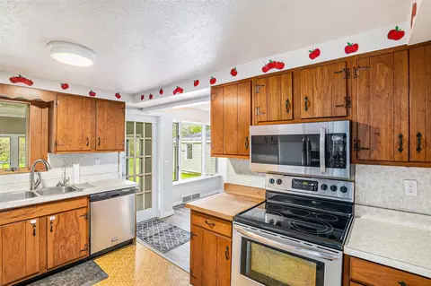 Kitchen - 5647 Maple Dl, Jackson, MI 49201 photo 2 of 3