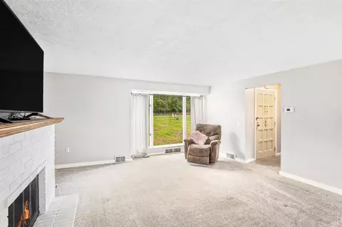 Living - 5647 Maple Dl, Jackson, MI 49201 photo 3 of 4